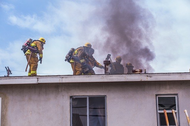 Imagem de uma casa pegando fogo